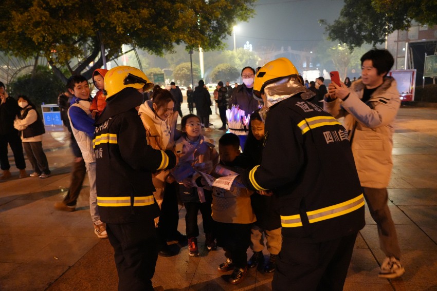 自贡市消防救援支队消防员向前往寺庙烧香的群众发放消防安全传单。四川消防救援总队供图
