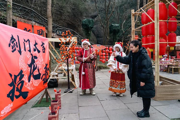 新春市集游园会游客正在投壶。剑阁县委宣传部供图