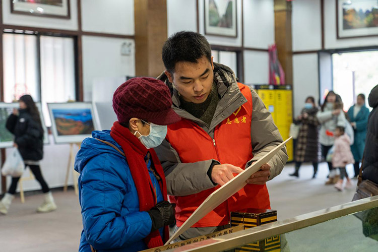 志願者正在為游客引導線路圖。劍閣縣委宣傳部供圖