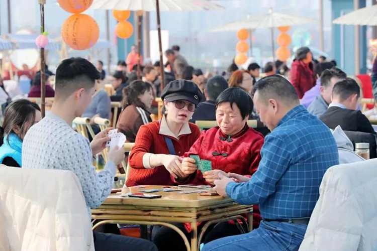 和家人一起喝茶玩牌。天府新区融媒体中心供图