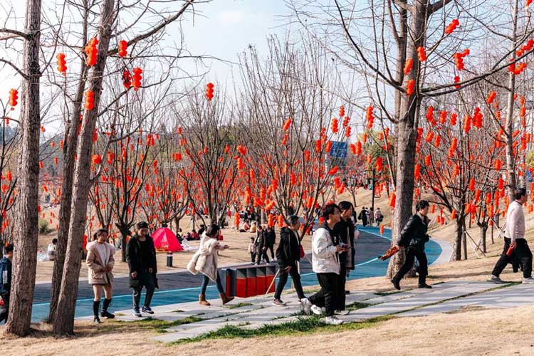 新春里，市民游客在新区游玩。天府新区融媒体中心供图
