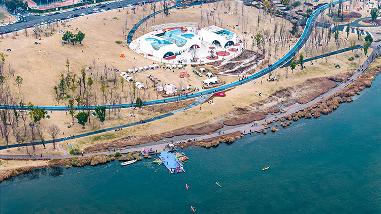 兴隆湖畔的露营营地。天府新区融媒体中心供图