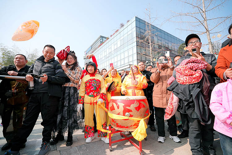 市民游客體驗傳統活動。天府新區融媒體中心供圖