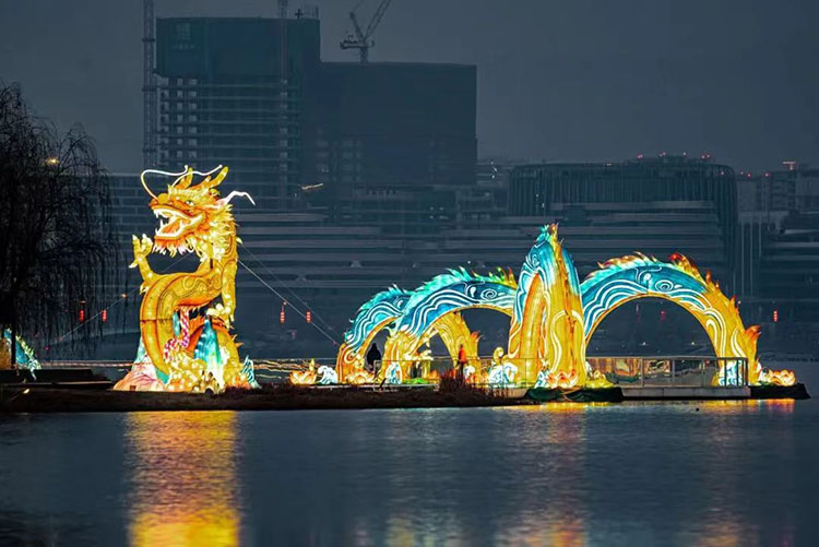 市民游客游玩的龍橋。天府新區融媒體中心供圖