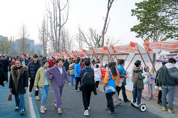 市民游客游新區。天府新區融媒體中心供圖