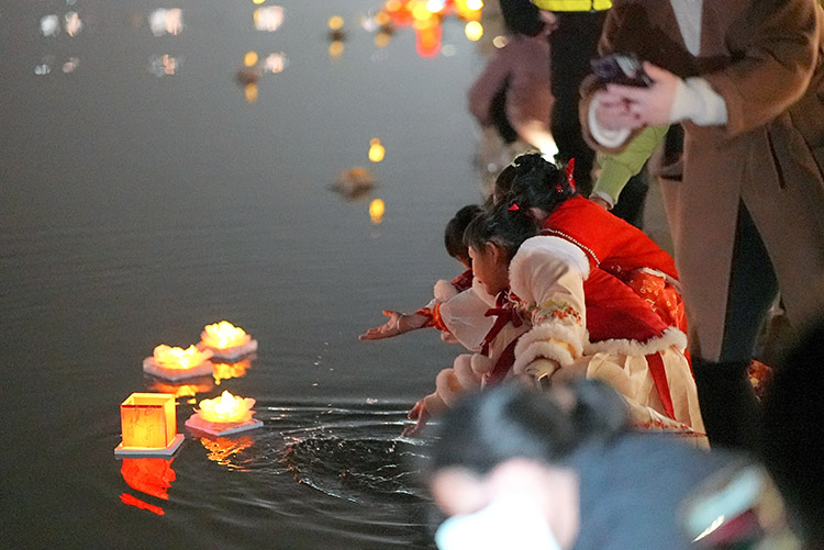 興隆湖放祈福燈。天府新區融媒體中心供圖