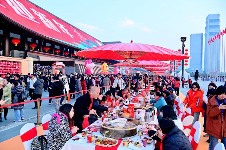 千人年夜飯開席。成都文旅供圖