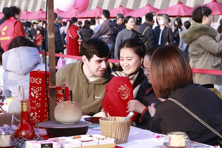 外國朋友參加新春活動。成都文旅供圖