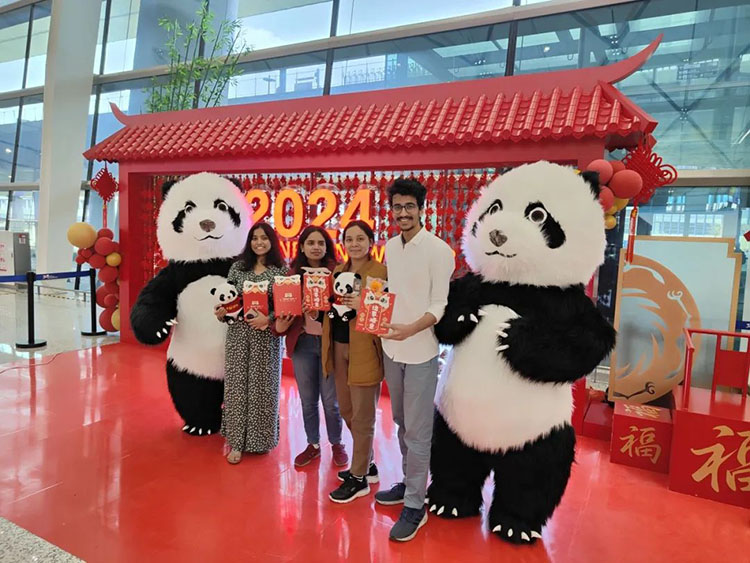 外國友人體驗中國傳統年味。成都文旅供圖