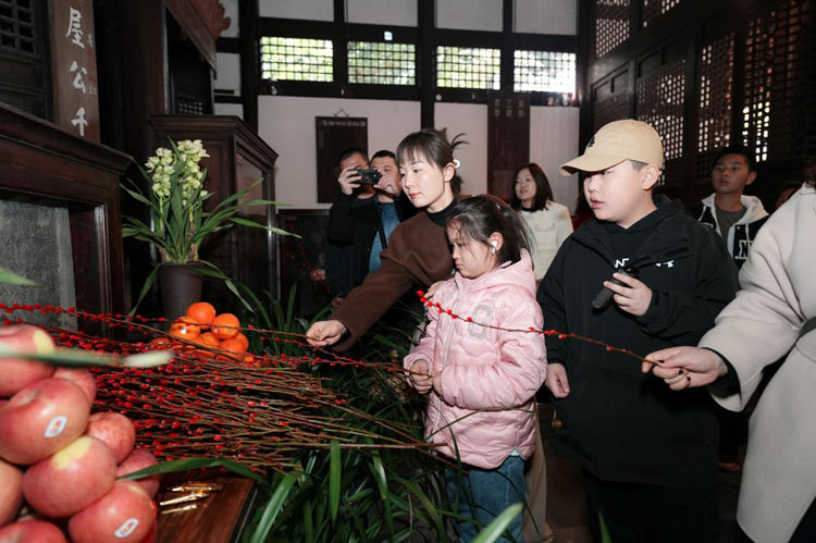 游客在杜甫草堂。青羊区融媒体中心供图