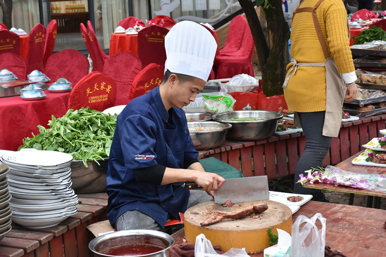 厨师准备美食。广汉市融媒体中心供图