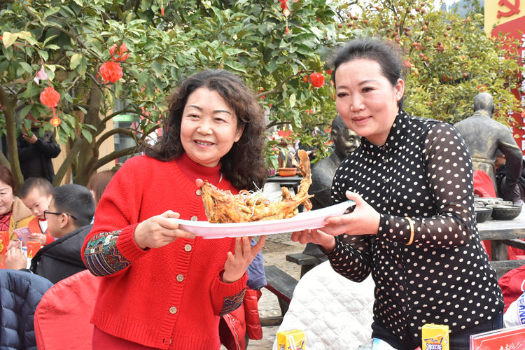 与特色菜合影。广汉市融媒体中心供图