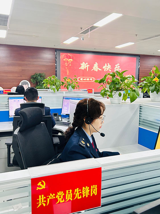 成都税务12366纳税缴费服务热线工作人员正在接听咨询电话。四川省税务局供图
