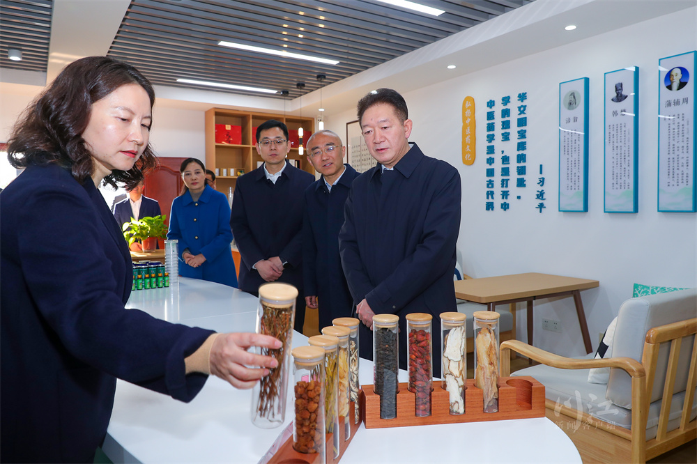 2月18日，泸州市委书记杨林兴带队来到市卫生健康委，慰问干部职工、调研区域医药健康中心建设情况。