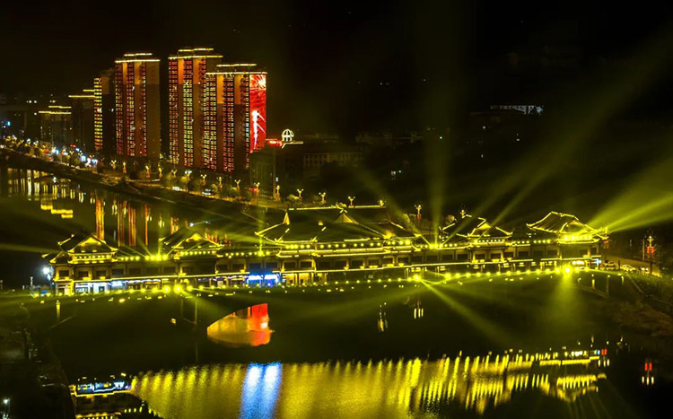 劍閣夜景。李自公攝