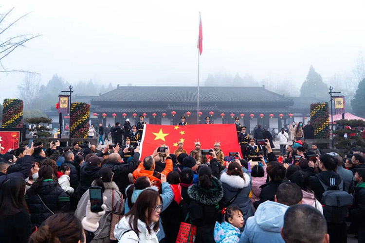 舉行升國旗儀式。劍閣縣委宣傳部供圖