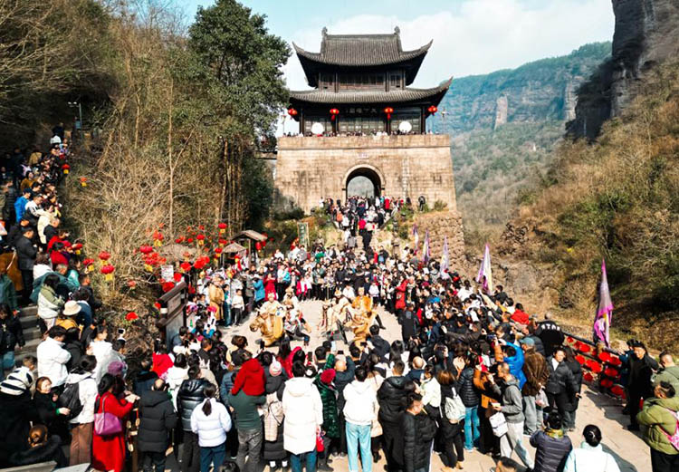 游客在劍門關景區關樓。劍閣縣委宣傳部供圖