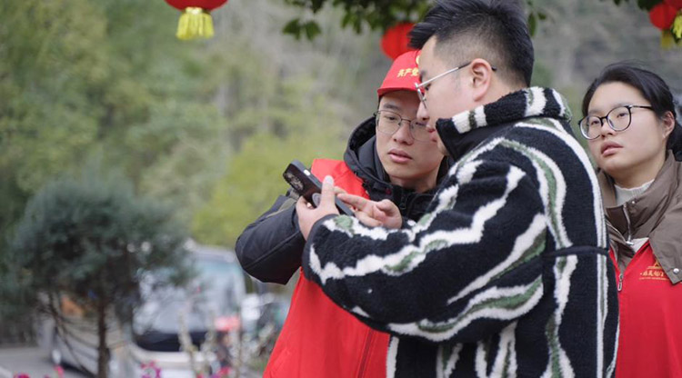 志願者為游客提供幫助。劍閣縣委宣傳部供圖