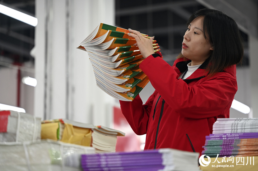 工作人员在清点整理新学期教材。兰自涛摄
