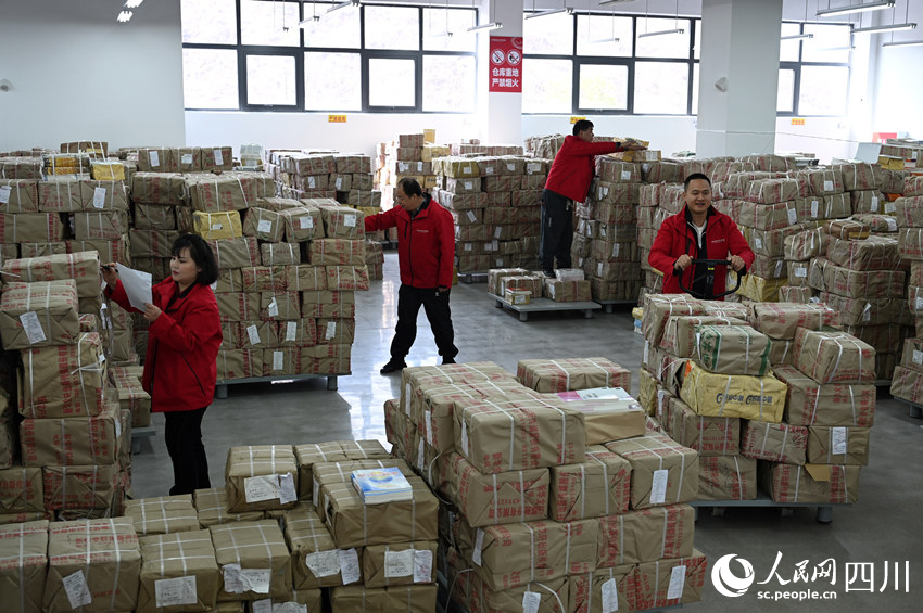 教材仓库内一片忙碌景象。兰自涛摄