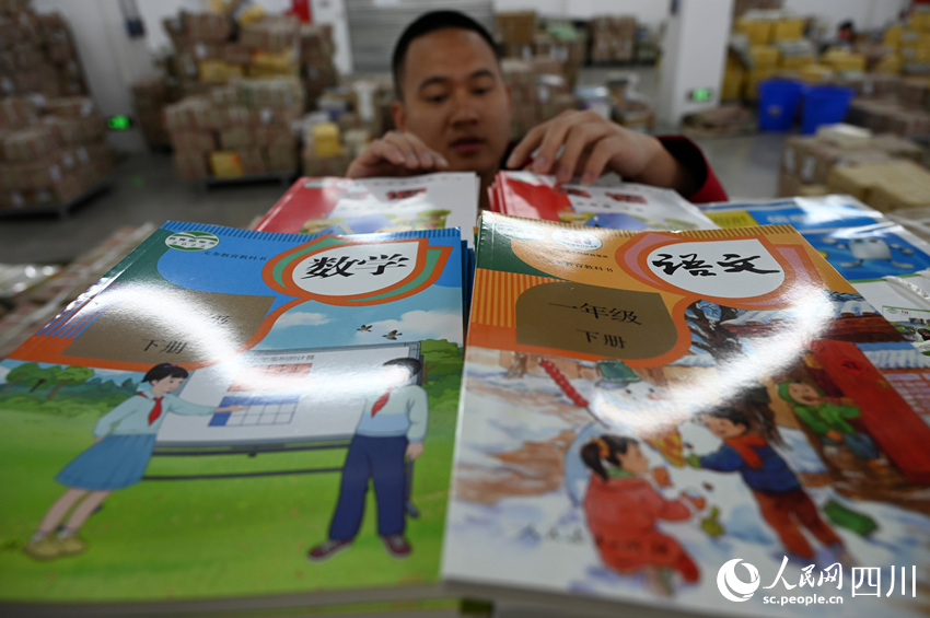 清点教材。兰自涛摄