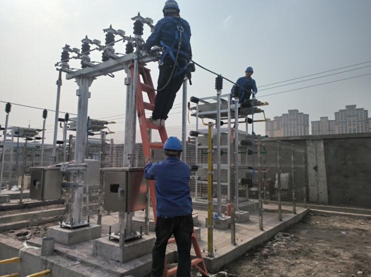 施工人员安装电容器。四川省水电集团供图