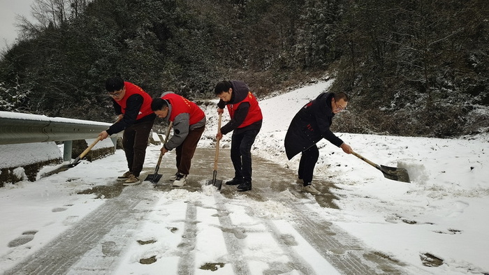 紫溪乡组织党员干部清理道路。紫溪乡供图