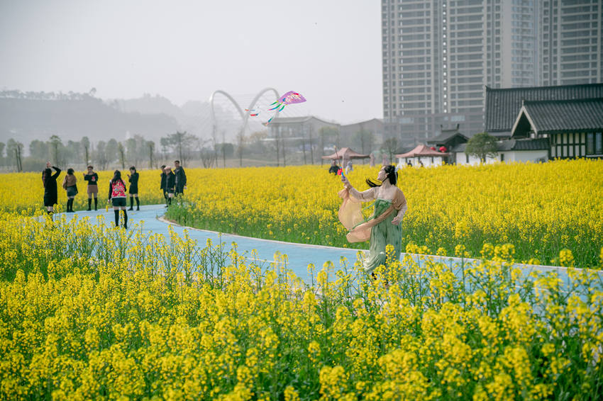 漢服愛好者在四川省眉山市彭山區“五湖四海”濕地公園綠道打卡游玩。翁光建攝