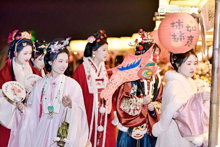 资料图：穿汉服巡游。天府新区融媒体中心供图