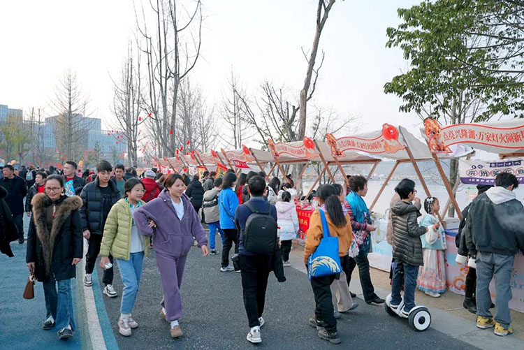 资料图：市民游客逛湖畔市集。天府新区融媒体中心供图
