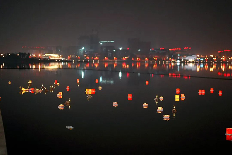 资料图：兴隆湖上的福灯。天府新区融媒体中心供图