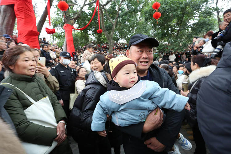 “保保”抱着孩子去登记台。广汉市委宣传部供图