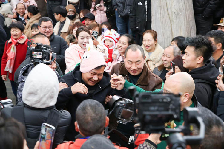 “保保”戴着猪儿帽。广汉市委宣传部供图