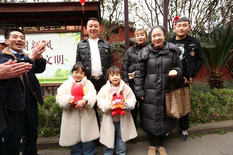 小朋友和“保保”一起。广汉市委宣传部供图