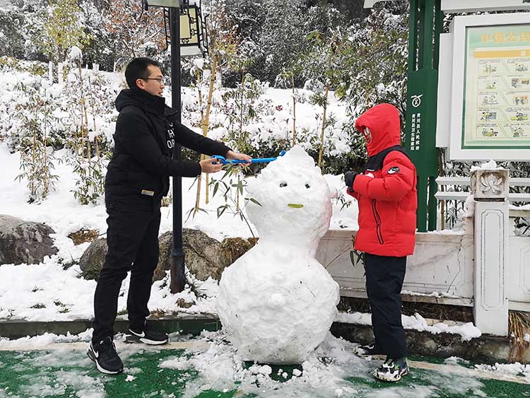 一起堆雪人。鄢懷林 攝