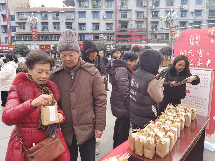 市民領喜米。孔繼紅攝