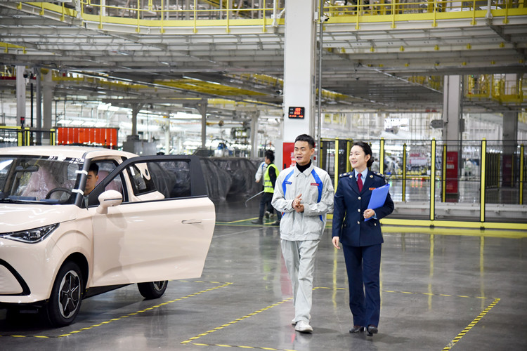 稅務干部到企業了解新能源汽車生產銷售情況。四川省稅務局供圖