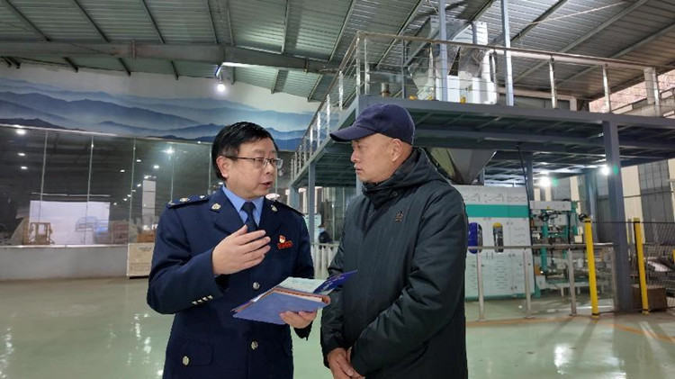 税务干部到企业宣传税惠政策。达州市税务局供图