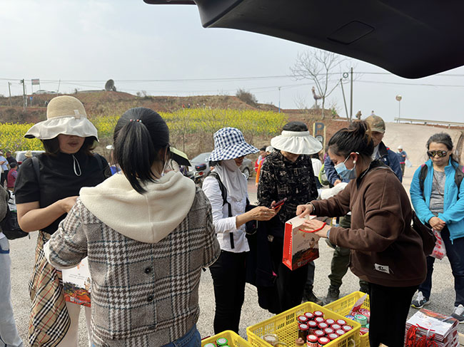 游客购买当地农产品。荣县融媒供图