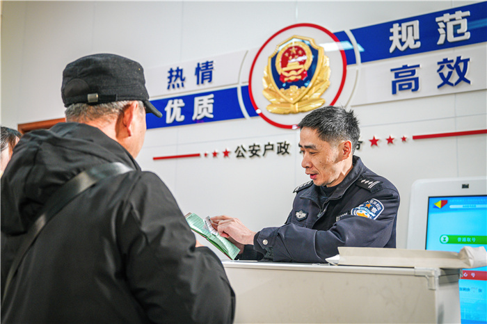 民警為辦事群解答相關政策。新都公安供圖