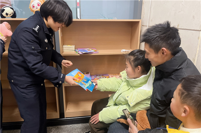 民警為等候區的小朋友發放兒童讀物。新都公安供圖