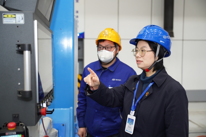 曹天兰在东方汽轮机国内首个绿色高效焊接车间进行技术服务。受访者供图