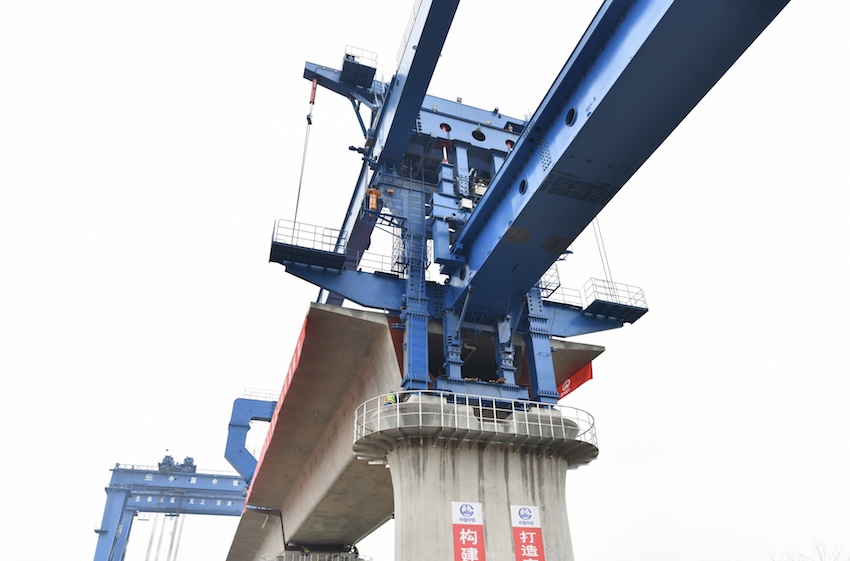 架梁現場。中鐵成都局有限公司供圖