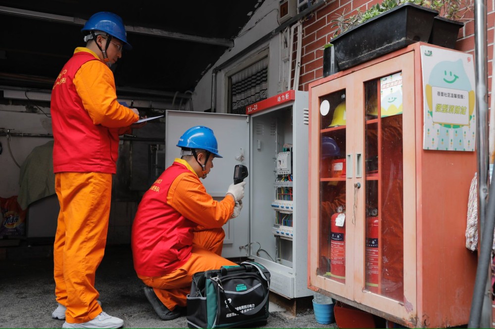 國網四川電力成都高新連心橋共產黨員服務隊檢查小區電動自行車充電設施。趙敏曦供圖