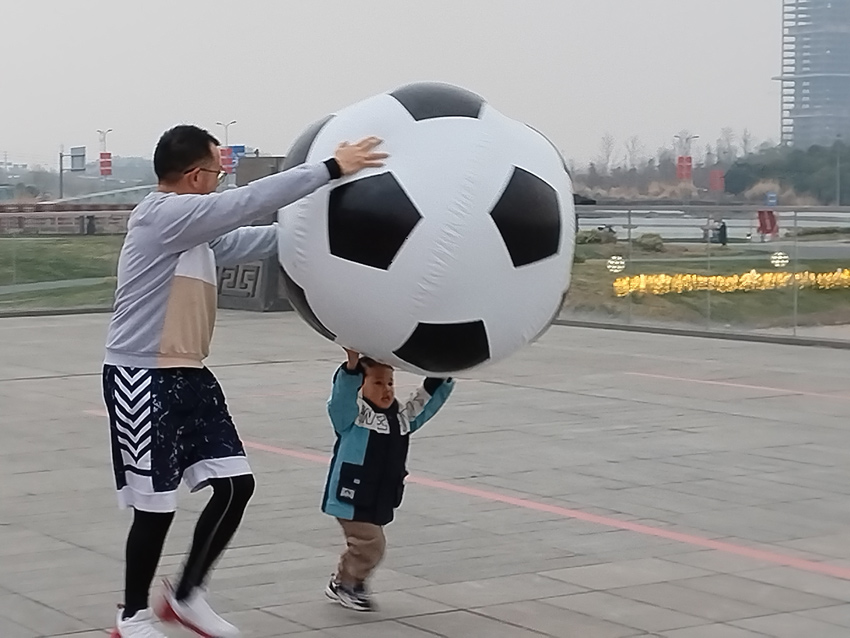 小朋友和球像一个“大力神杯”。人民网记者 刘海天摄