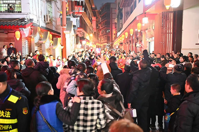 开巷仪式人潮攒动。陈悦供图