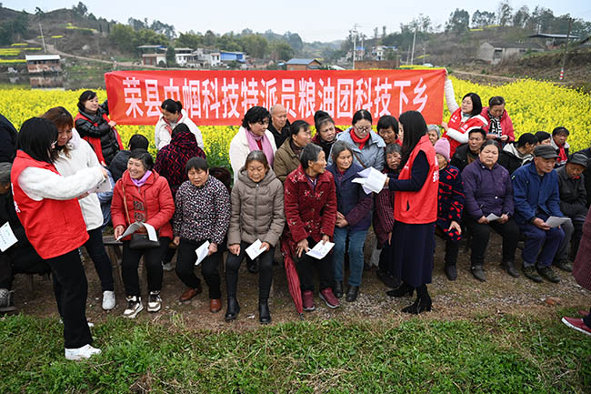 发放培训资料。荣县融媒供图