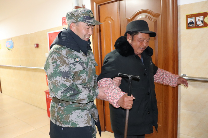 退役军人志愿者陪老人散步。康勇摄