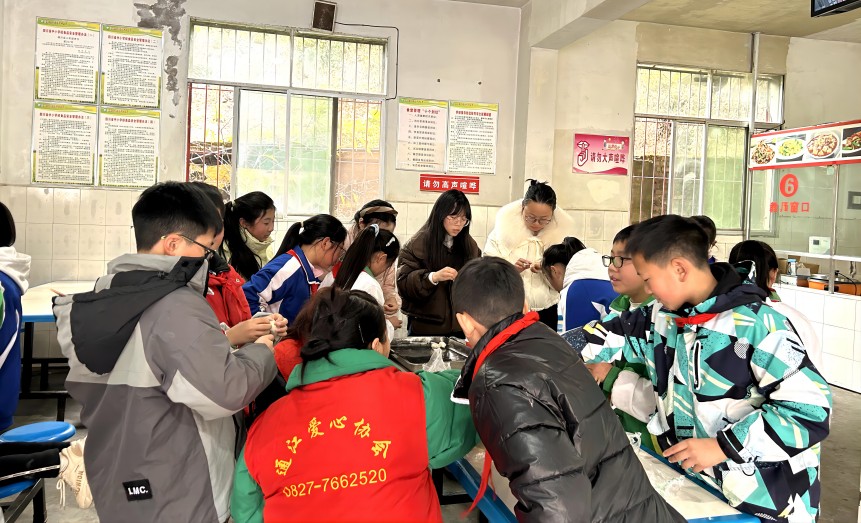 新场镇中心小学的学生们和“爱心妈妈”一起包饺子。通江县委宣传部供图