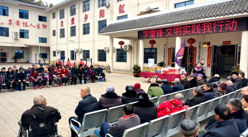 志愿者为老人们准备文艺表演。通江县委宣传部供图